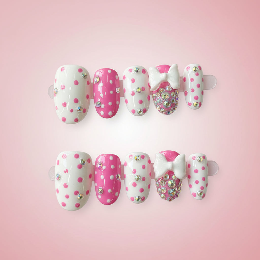 Faux Ongles Press-On Y2K Ovale Court – Pois Blanc & Rose, Strass AB et Nœuds
